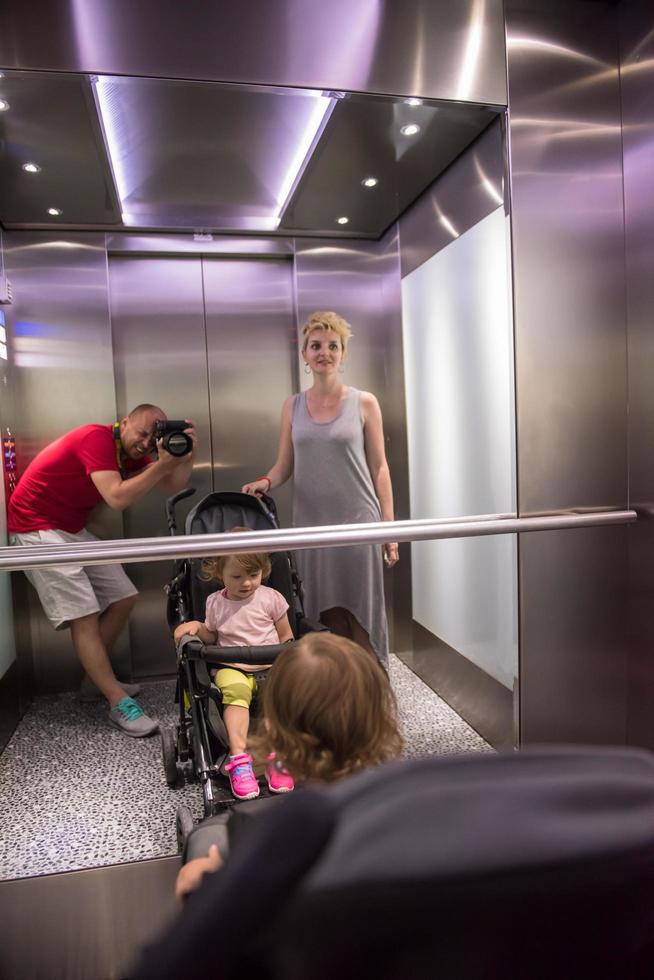 familia feliz en el ascensor foto