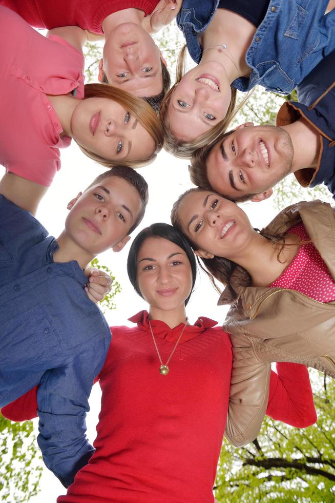 jóvenes amigos que se quedan juntos al aire libre en el parque foto