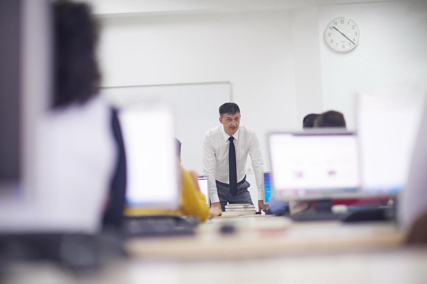 estudiantes con profesor en aula de laboratorio de computación foto