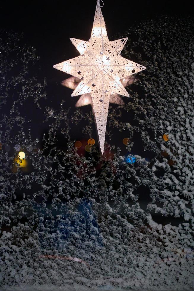 estrella para relámpagos en la ventana y decoración durante el invierno foto