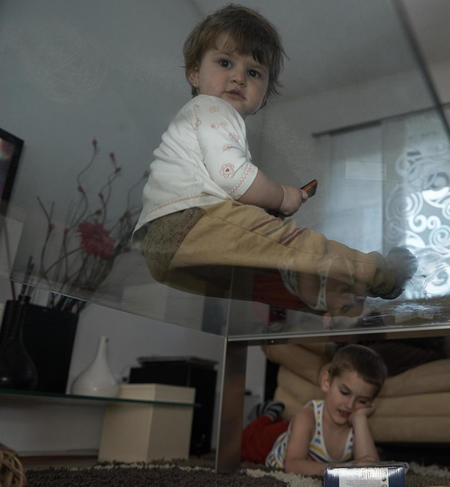 niño pequeño jugando con su hermana en casa foto