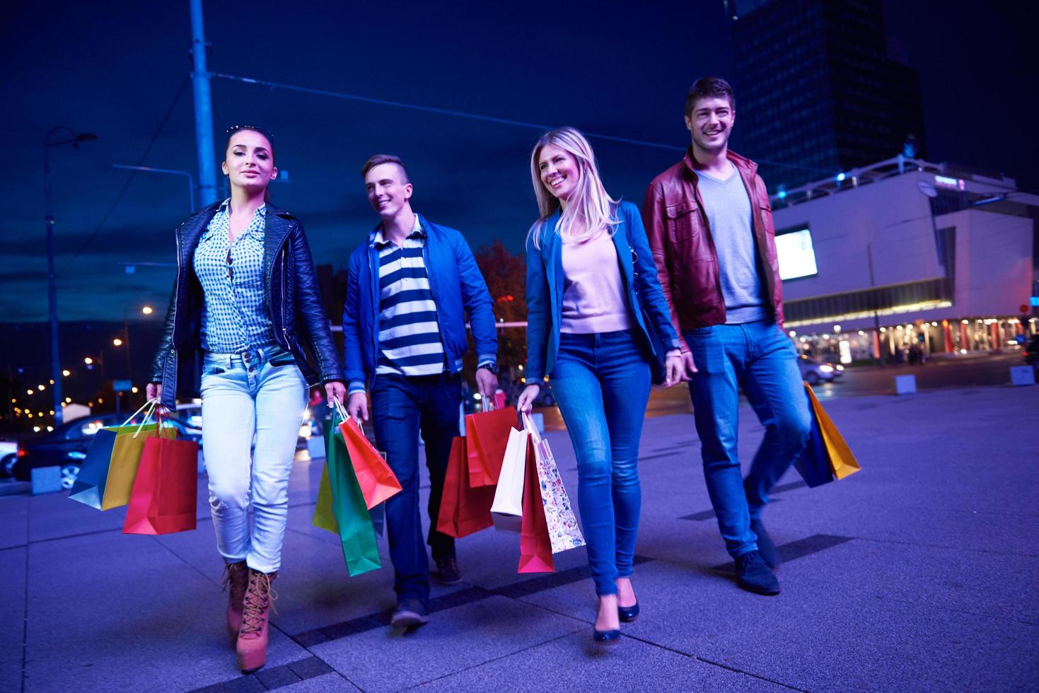 grupo de amigos disfrutando de las compras foto