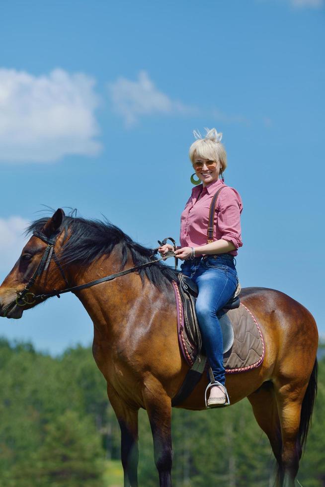 mujer feliz a caballo foto