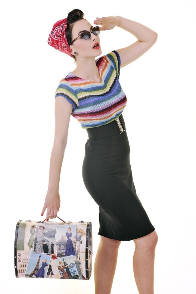 Bastante joven mujer feliz con bolsa de viaje esperando y posando isol foto