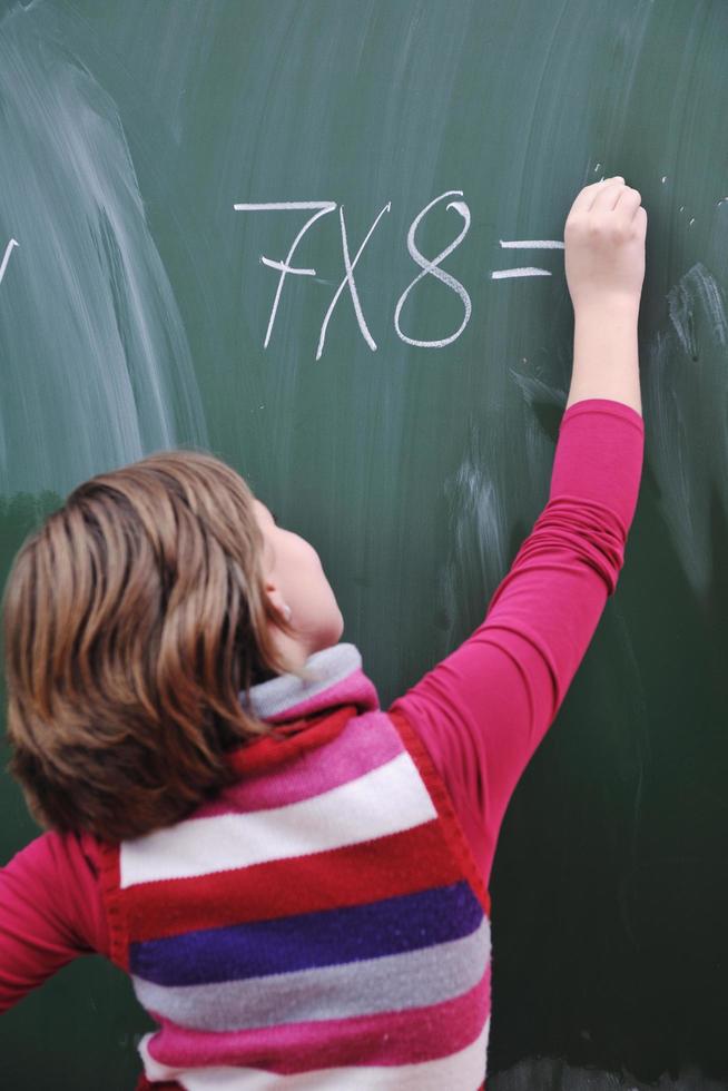 colegiala feliz en clases de matemáticas foto