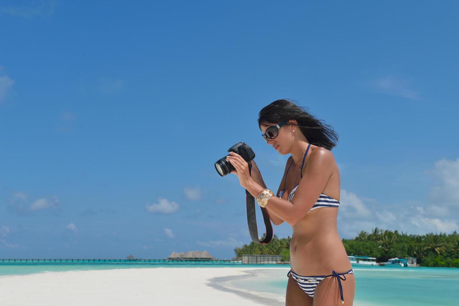 bella joven en la playa diviértete y relájate foto