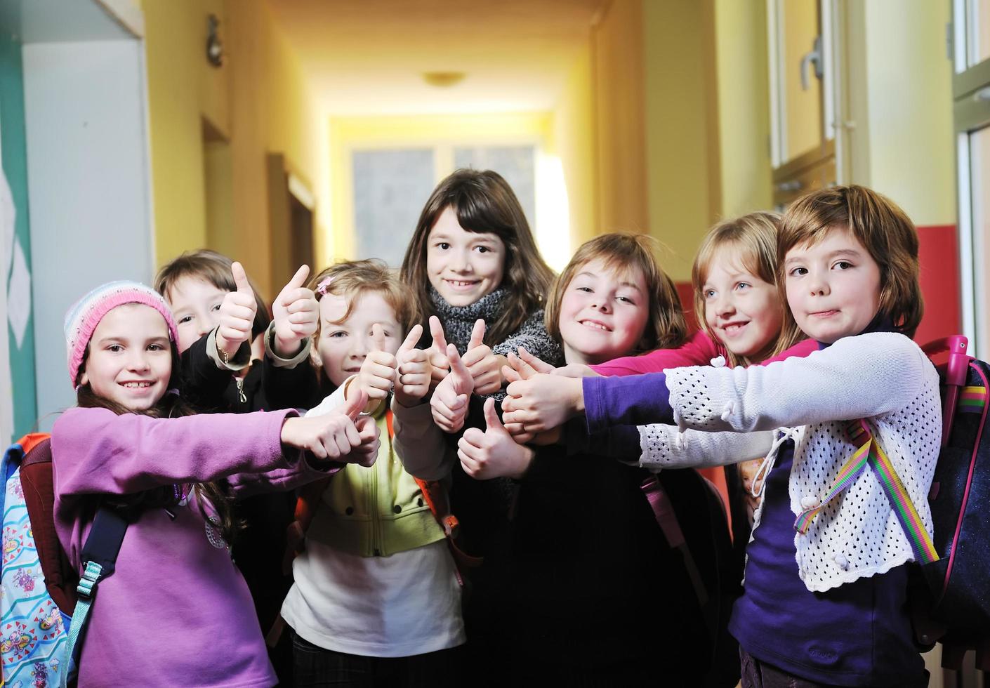 grupo de niños felices en la escuela foto