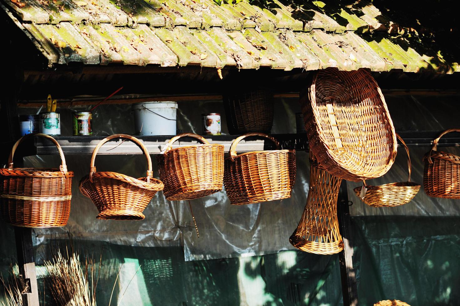 muebles de caña y vajilla foto