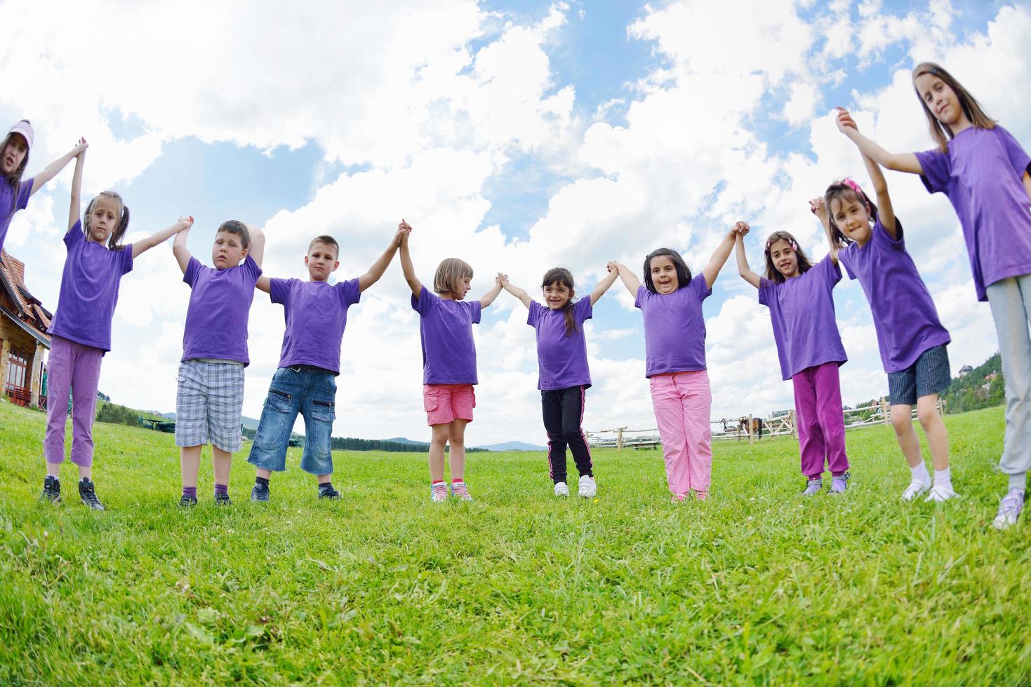 grupo de niños felices divertirse en la naturaleza foto