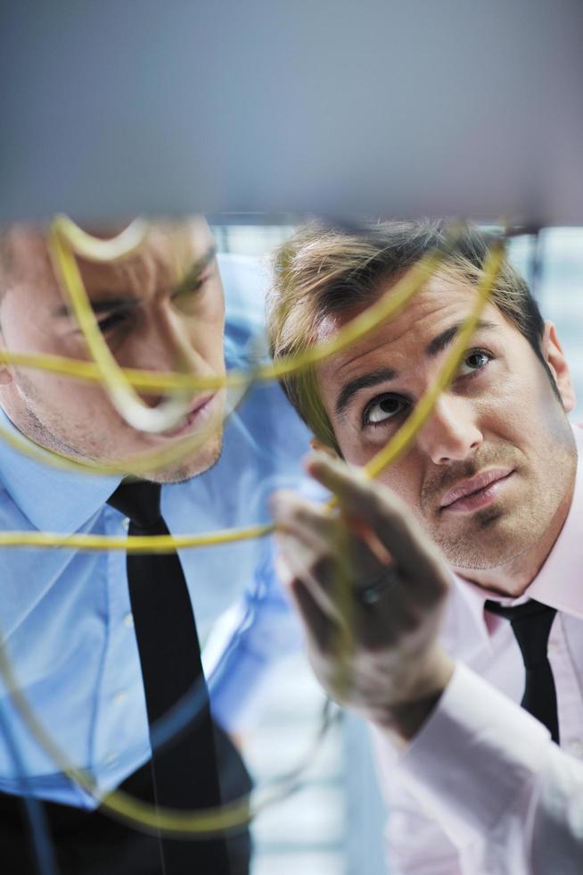 ingenieros de TI en la sala de servidores de red foto