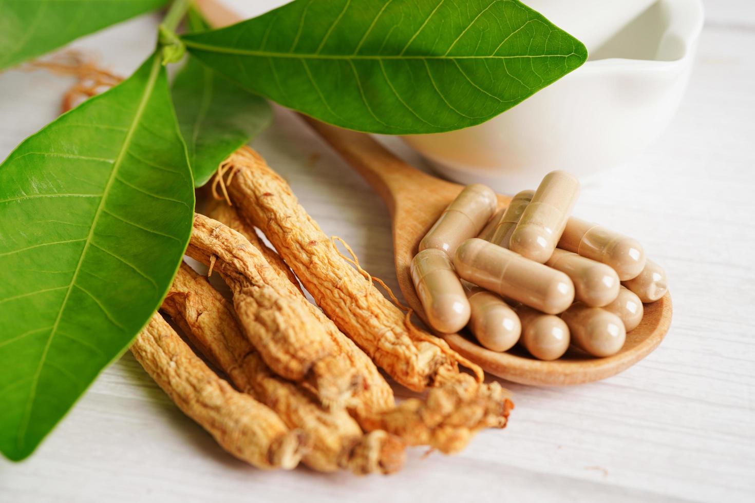 Ginseng roots and green leaf, healthy food. 11924512 Stock Photo at