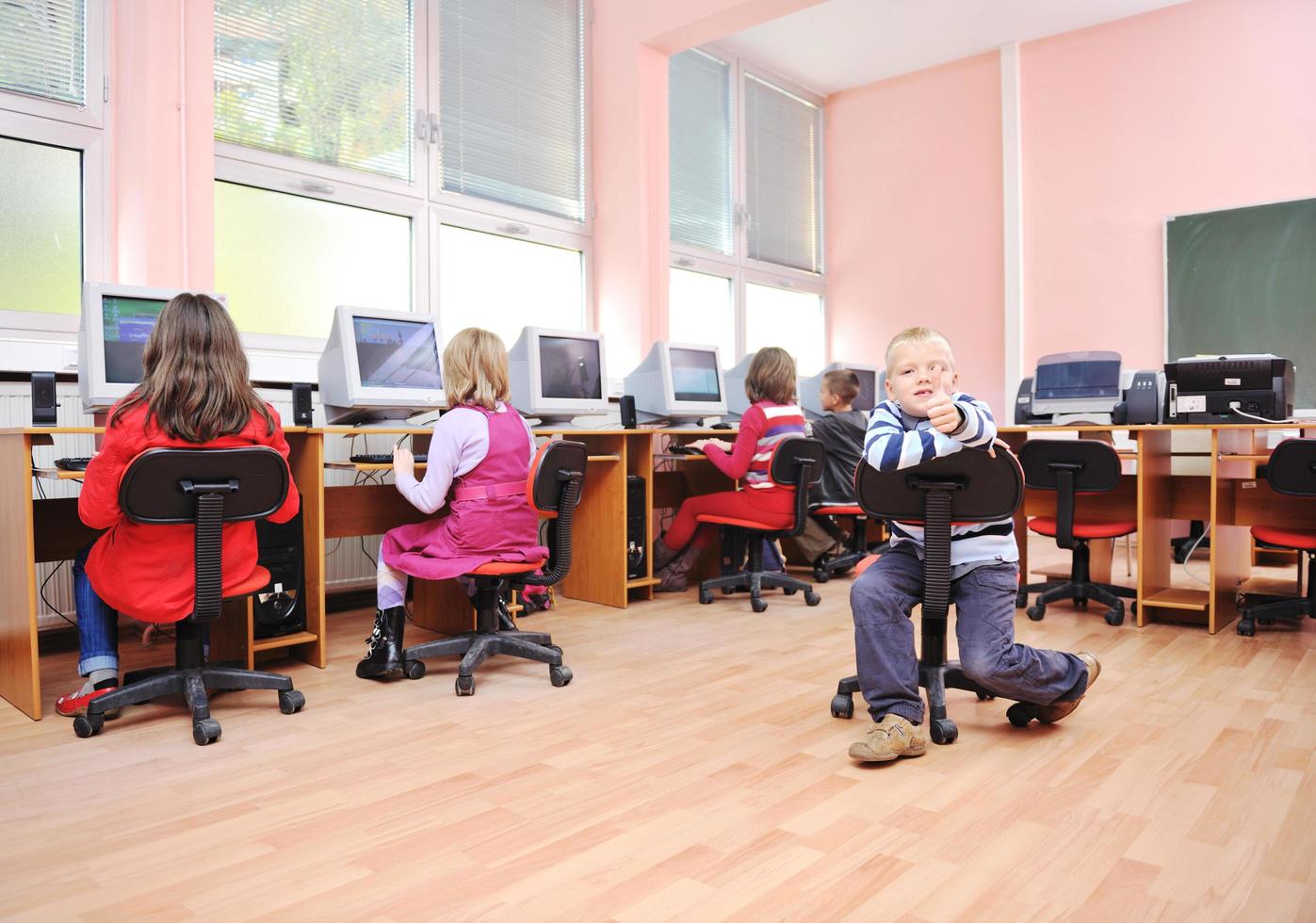 educación de ti con niños en la escuela foto