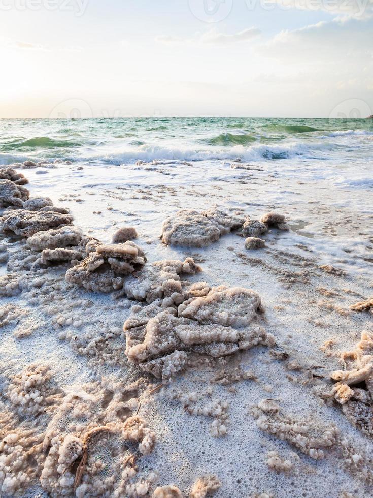 cristales de sal en la costa del mar muerto por la noche foto