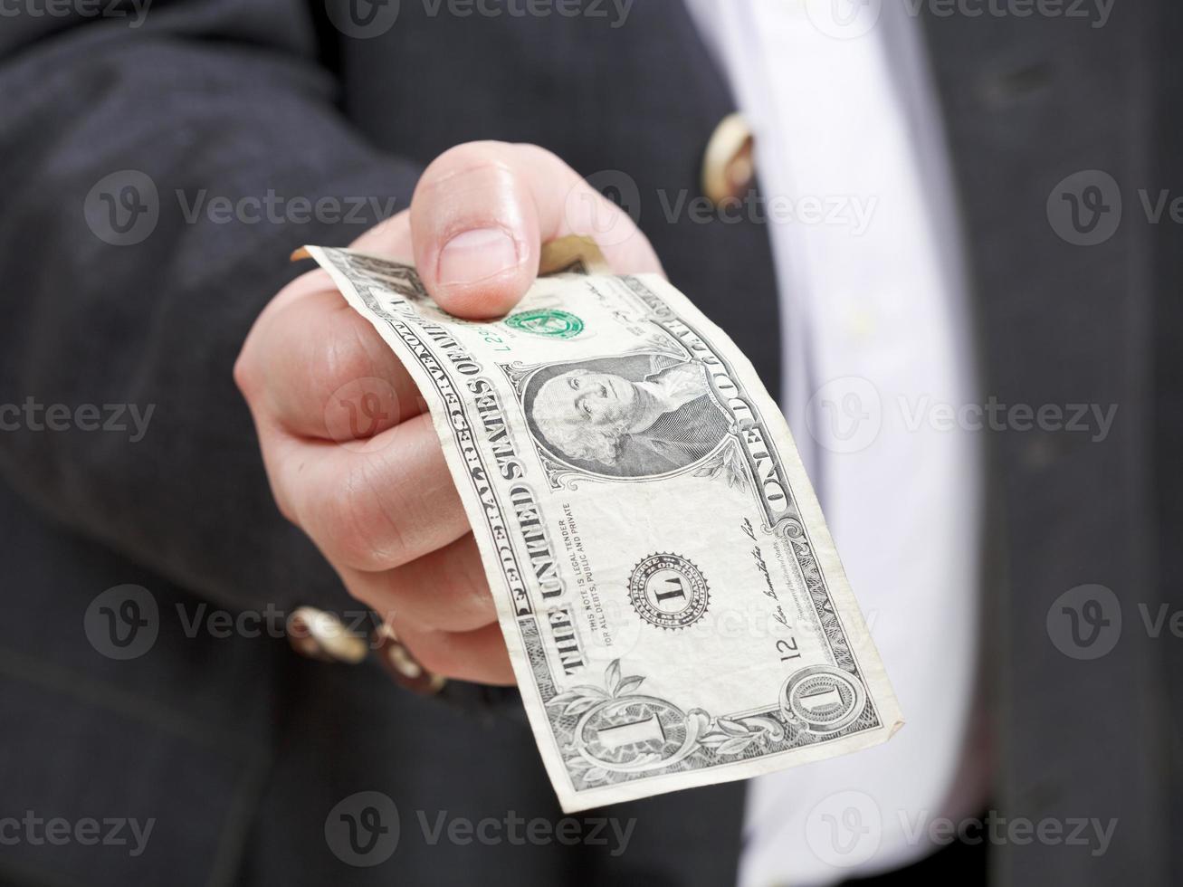 vista frontal del billete de un dólar en la mano foto