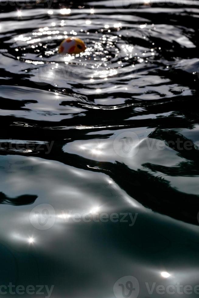 bola y círculos en agua oscura foto