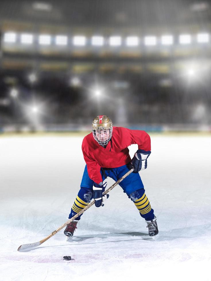 jugador de hockey sobre hielo en acción foto