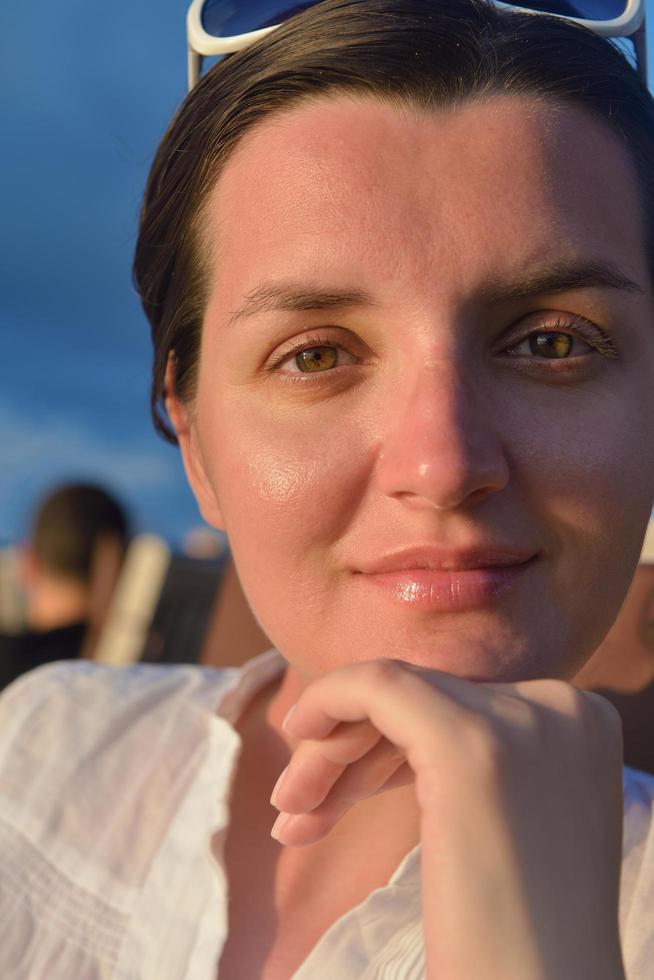 mujer feliz en verano foto