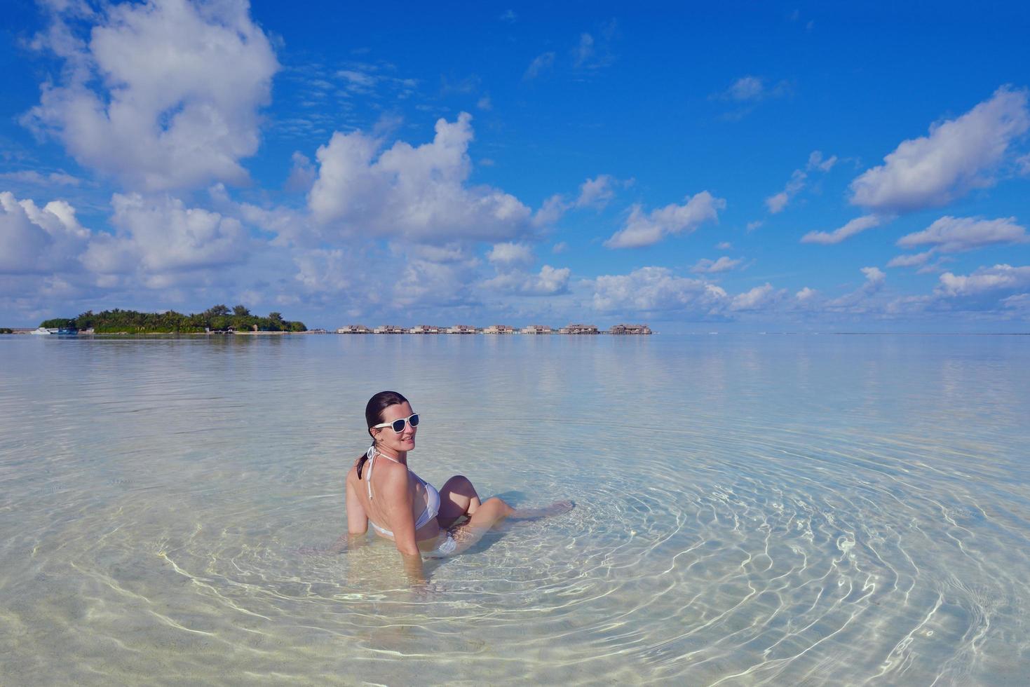 mujer feliz disfruta del verano foto