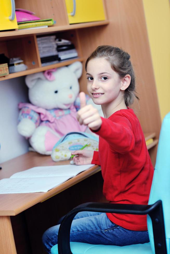 chica haciendo la tarea foto