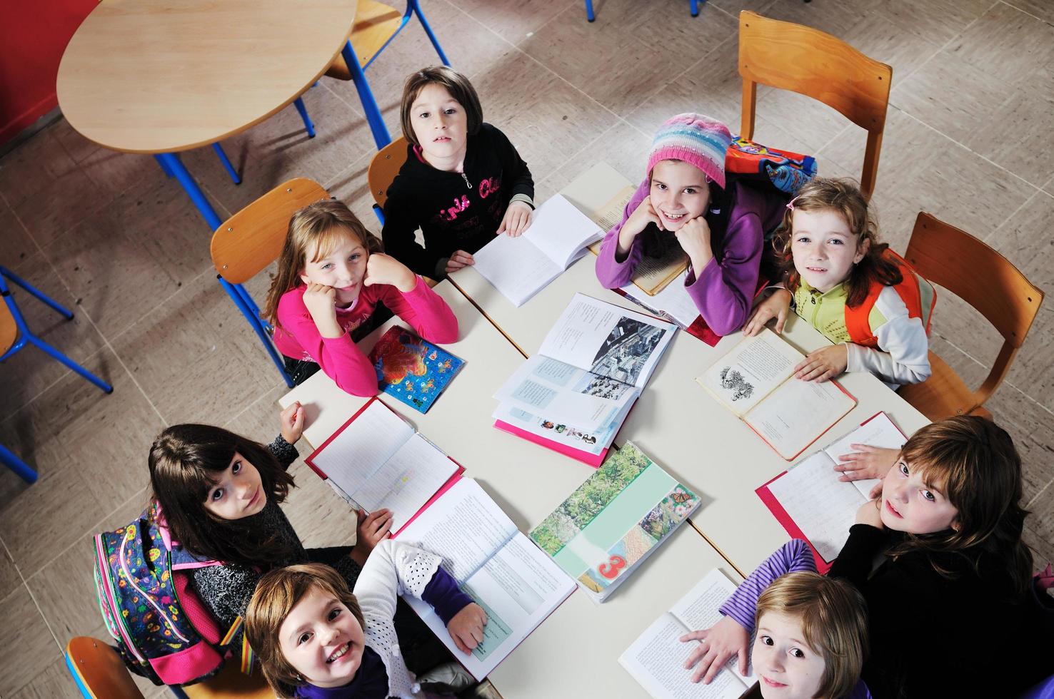 grupo de niños felices en la escuela foto