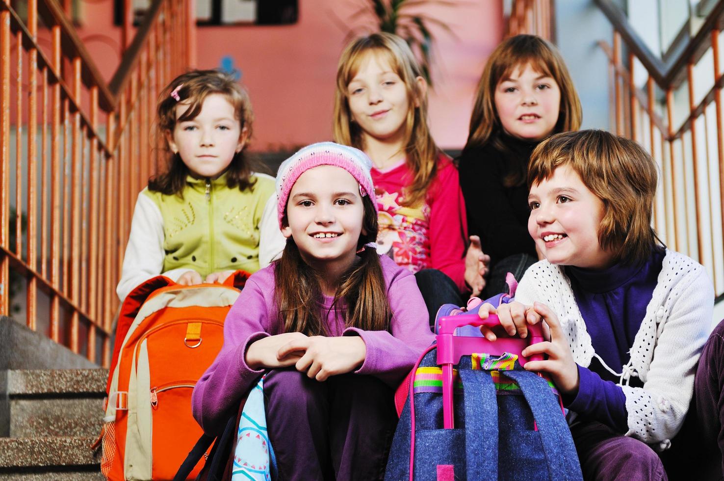 grupo de niños felices en la escuela foto