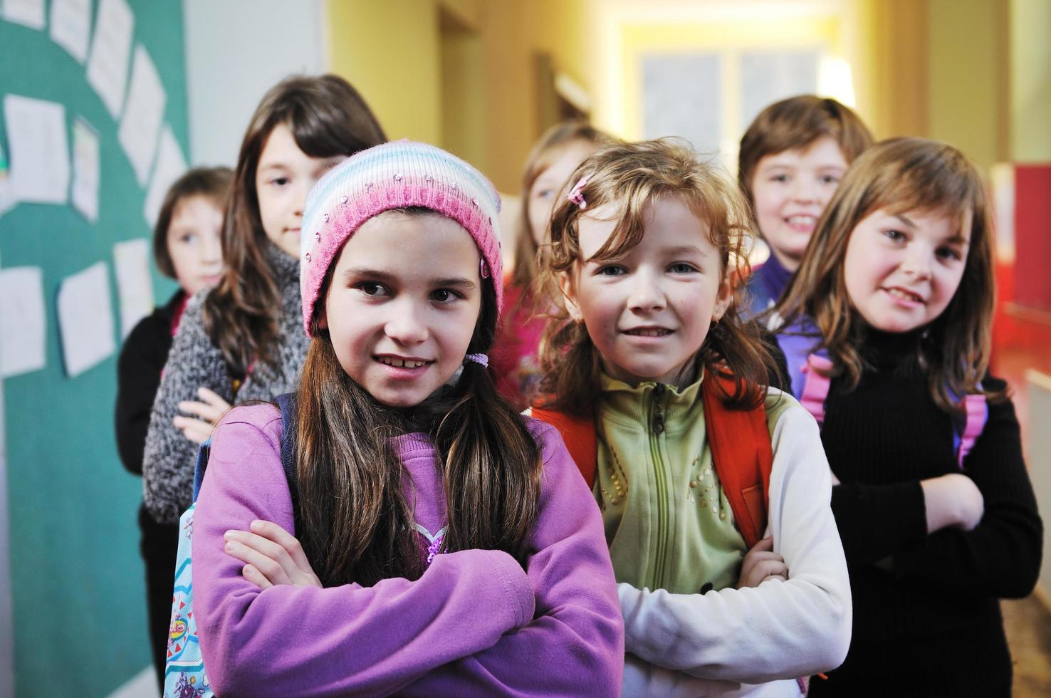 grupo de niños felices en la escuela foto