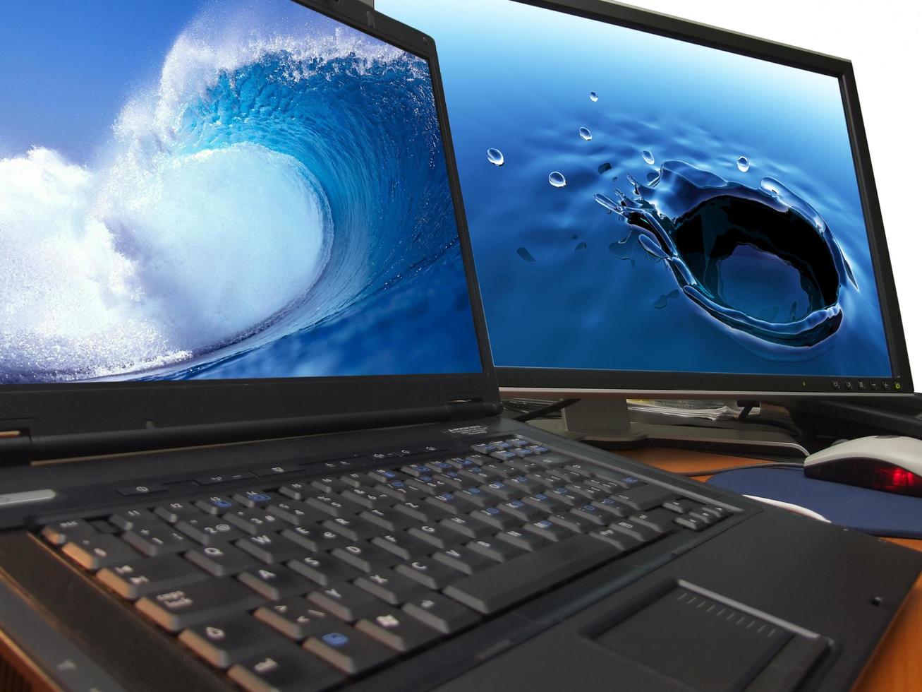 concepto de agua en la computadora portátil y una gran pantalla tft de pantalla ancha foto