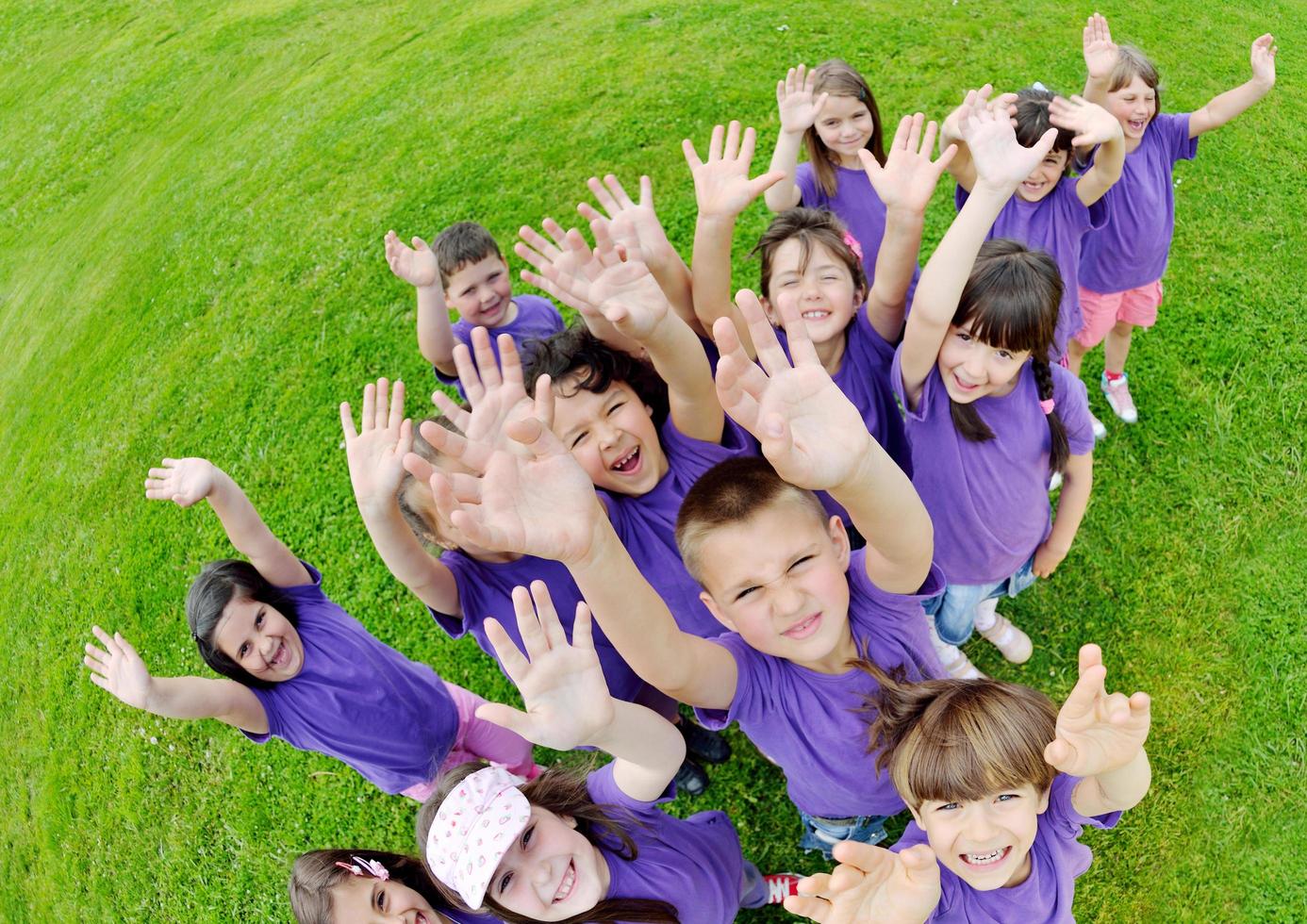 grupo de niños felices divertirse en la naturaleza foto