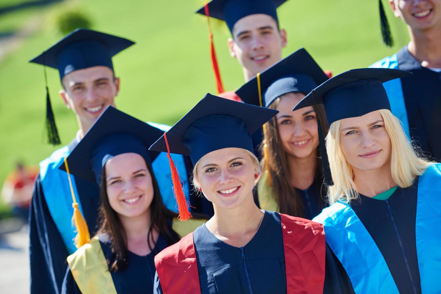 grupo de jóvenes estudiantes graduados foto