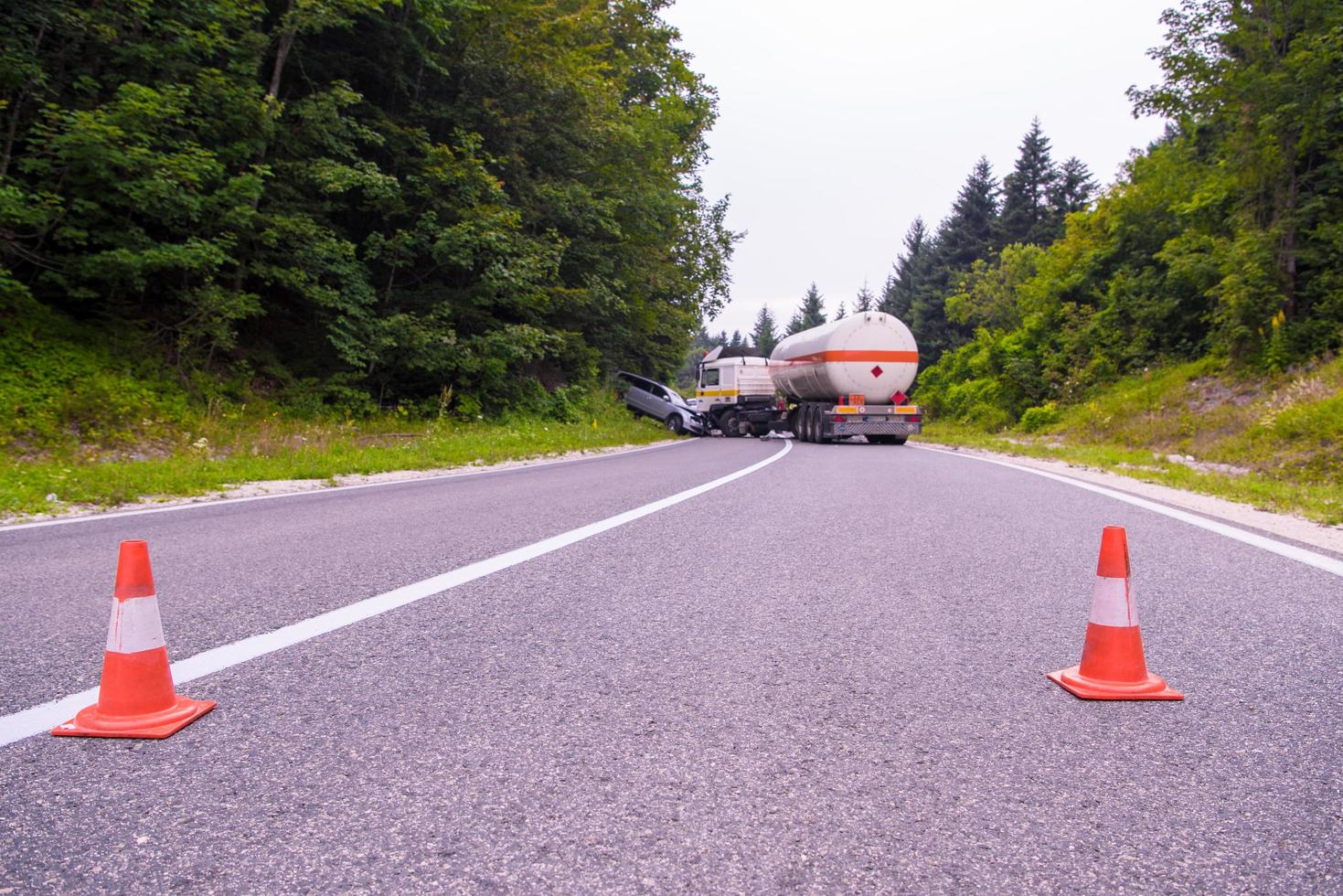 accidente de camión y coche foto