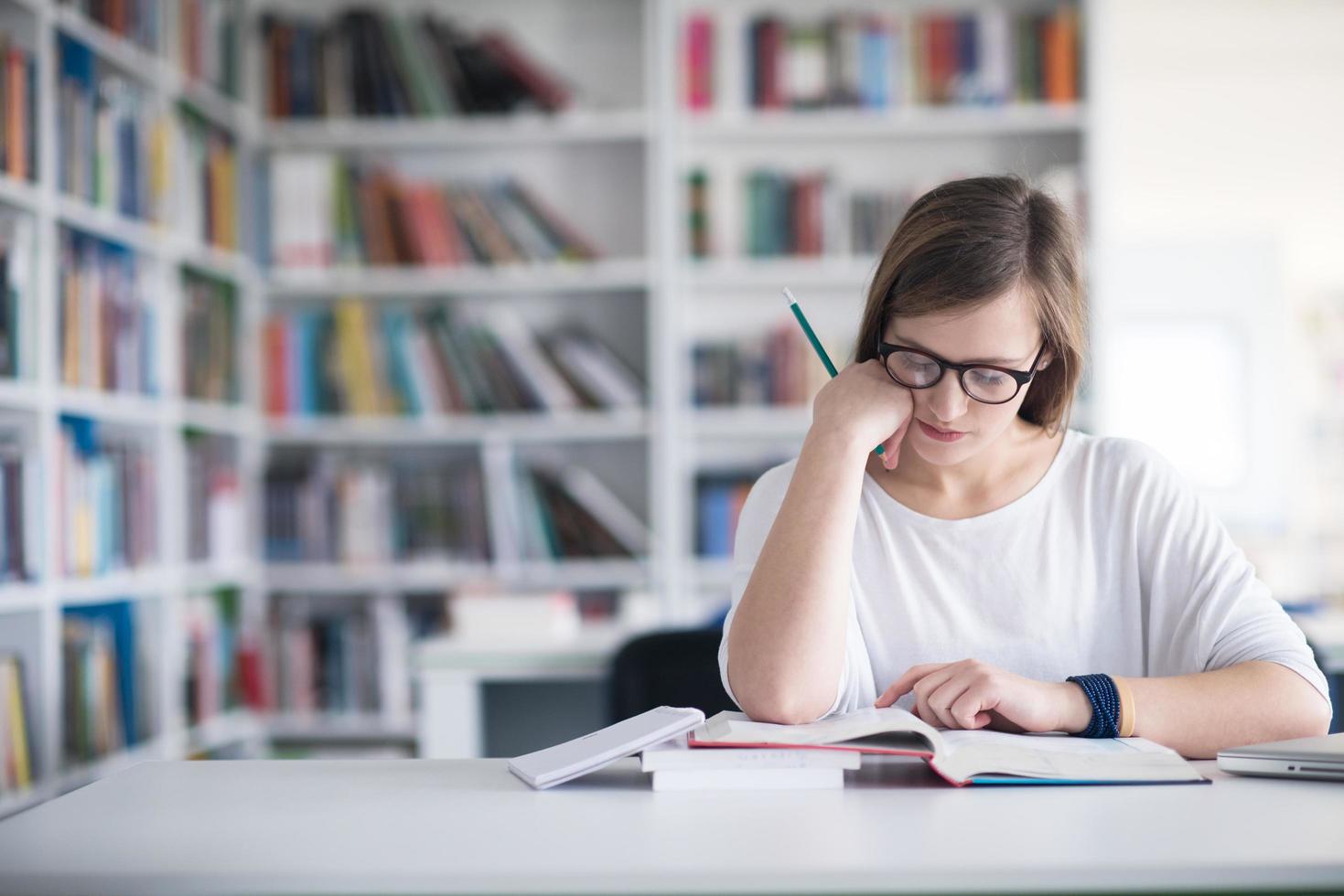 estudiante estudia en la biblioteca escolar foto