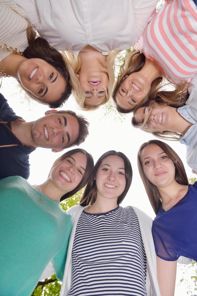 jóvenes amigos que se quedan juntos al aire libre en el parque foto