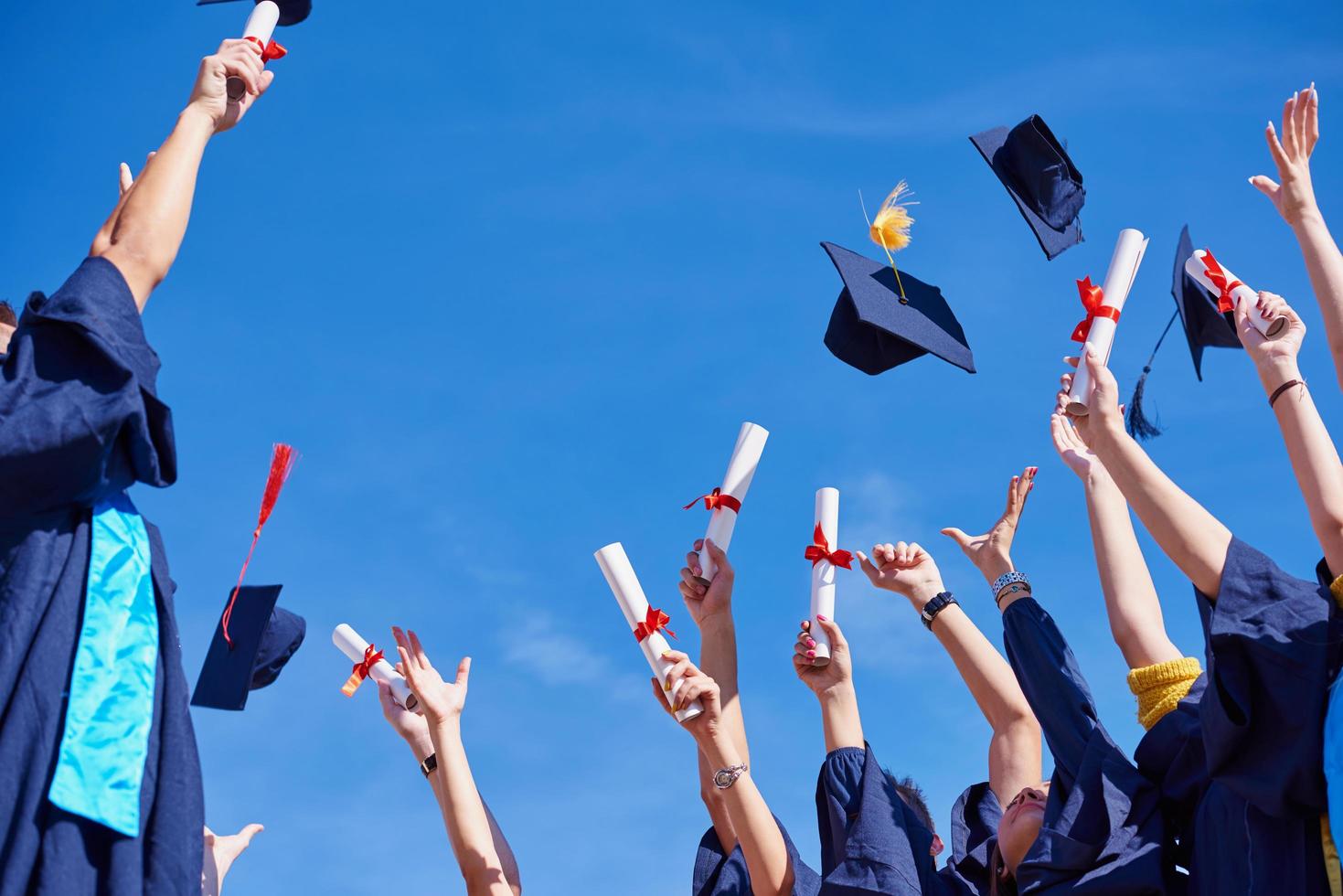 estudiantes graduados de secundaria foto