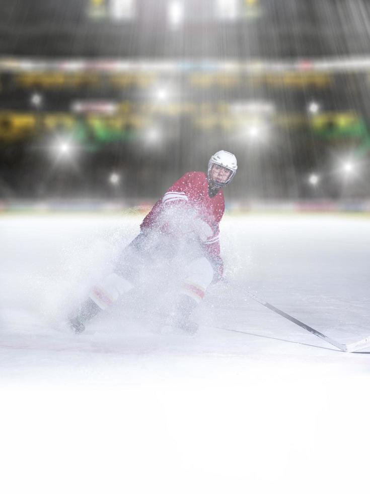 jugador de hockey sobre hielo en acción foto