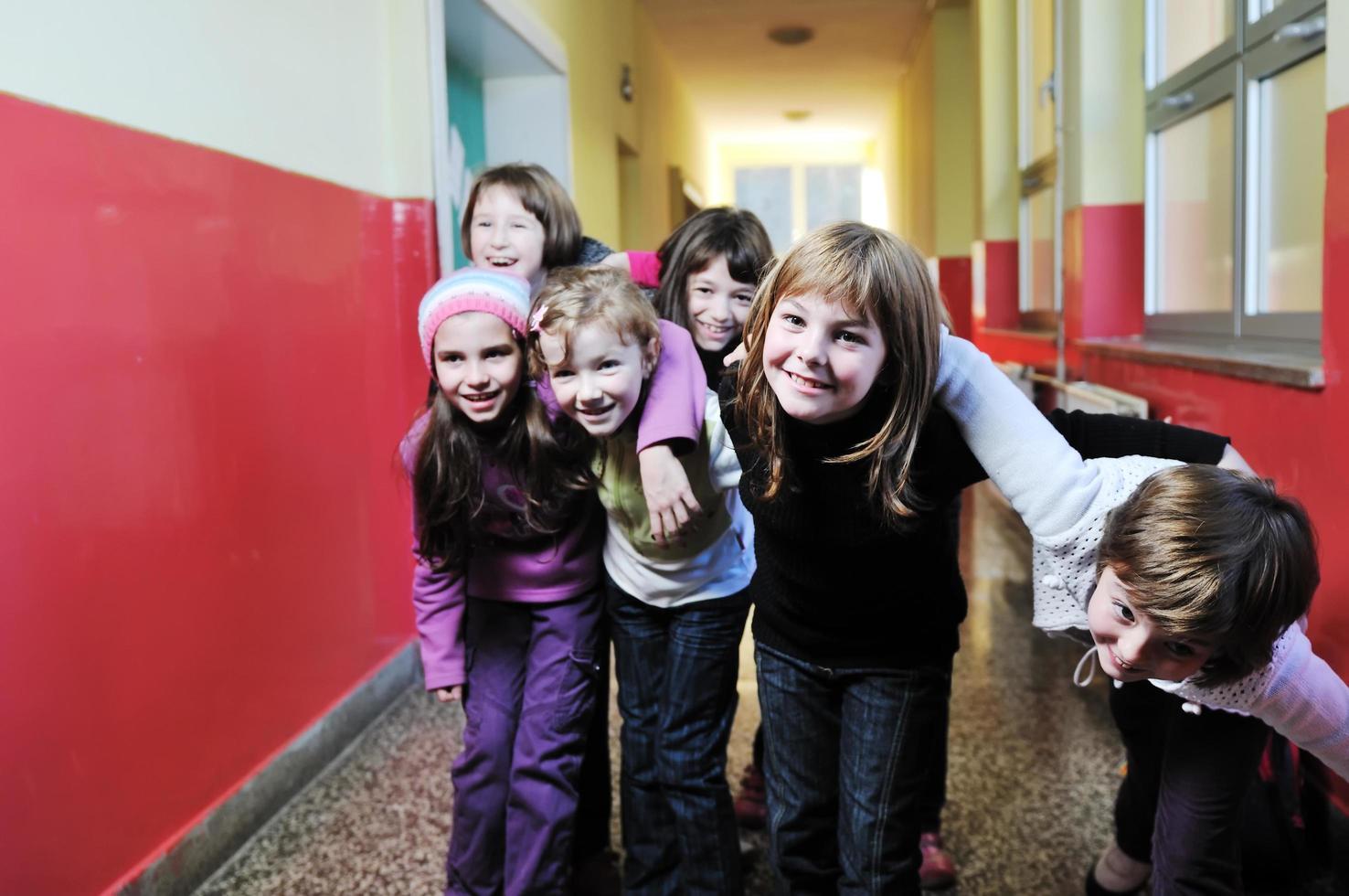 grupo de niños felices en la escuela foto