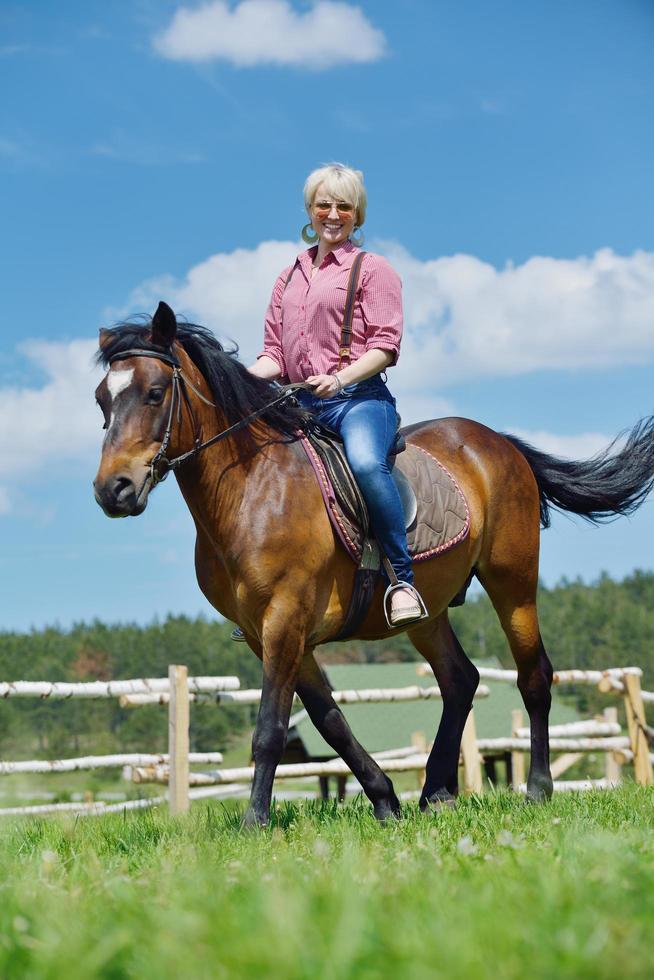 mujer feliz a caballo foto