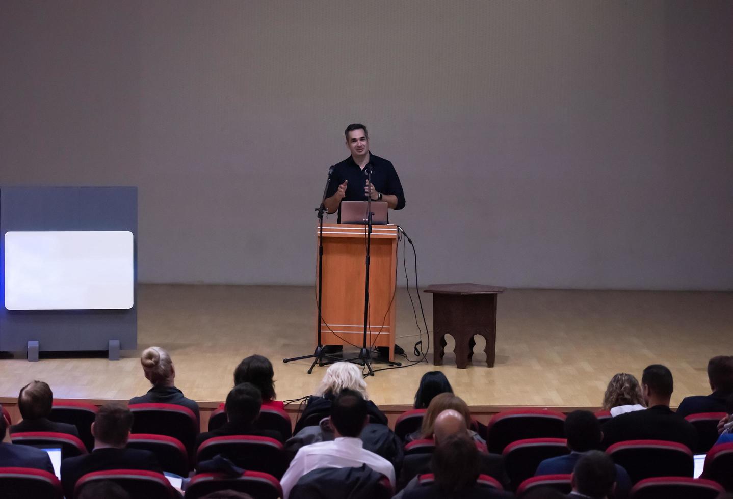 empresario dando presentaciones en la sala de conferencias foto