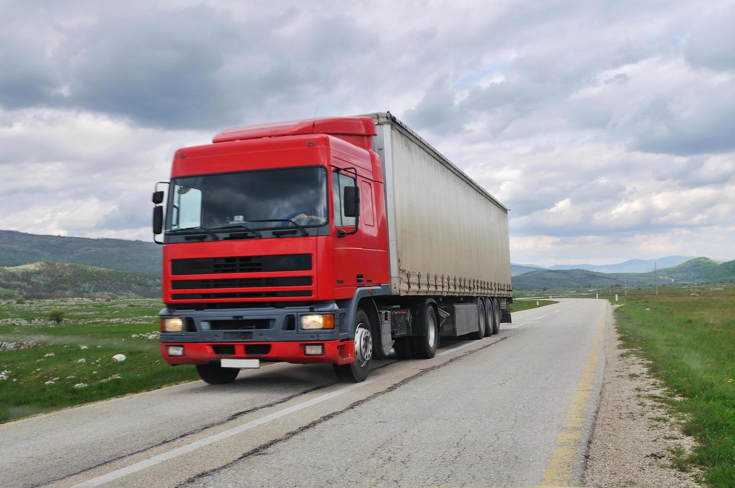 gran camión de reparto en la carretera foto