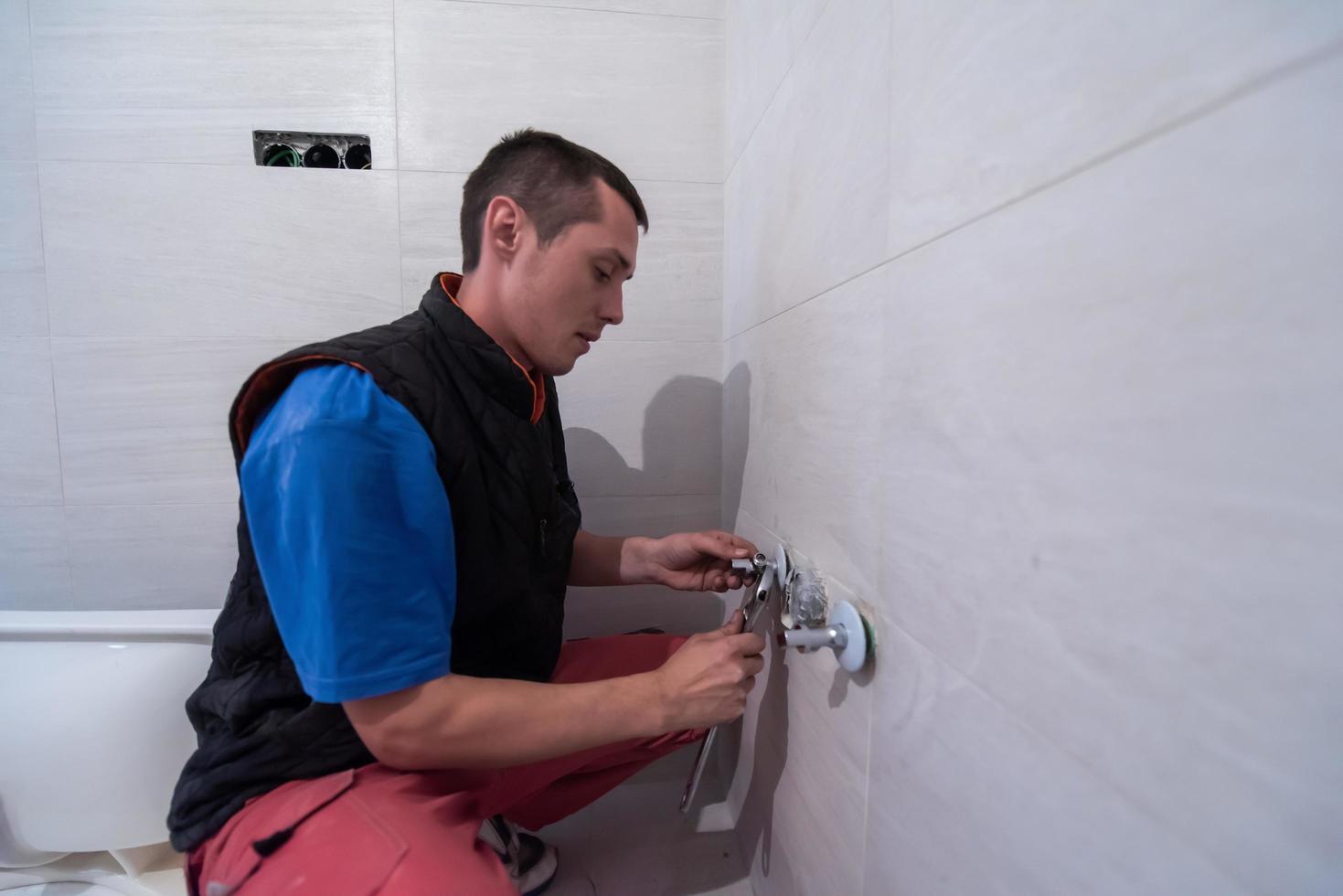 fontanero profesional trabajando en un baño foto