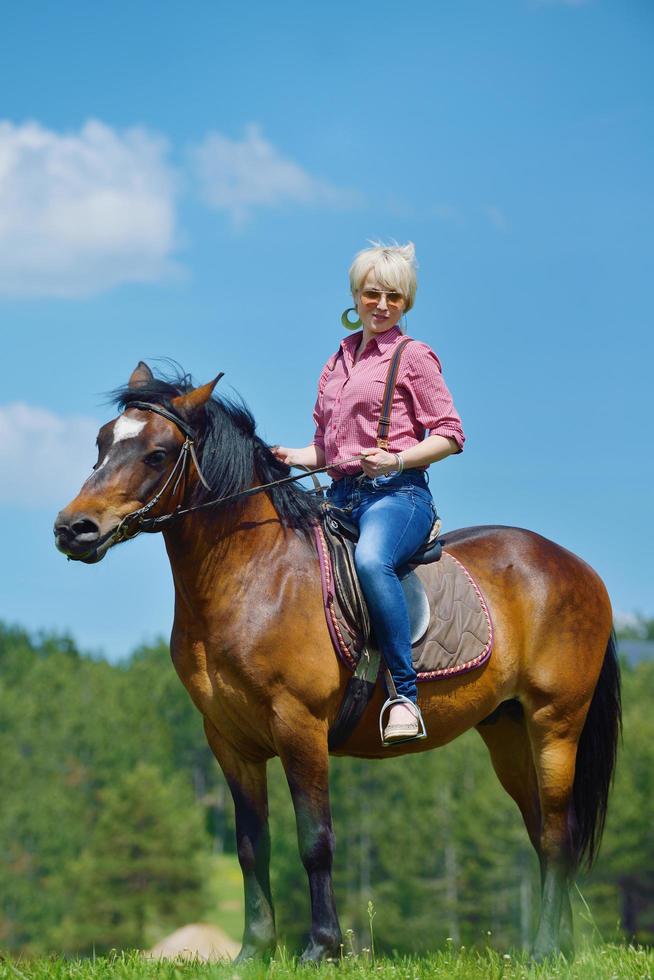 mujer feliz a caballo foto