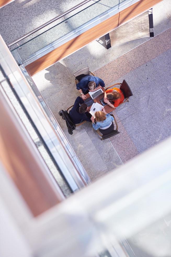 grupo de estudiantes trabajando juntos en un proyecto escolar foto