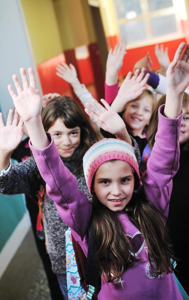 grupo de niños felices en la escuela foto