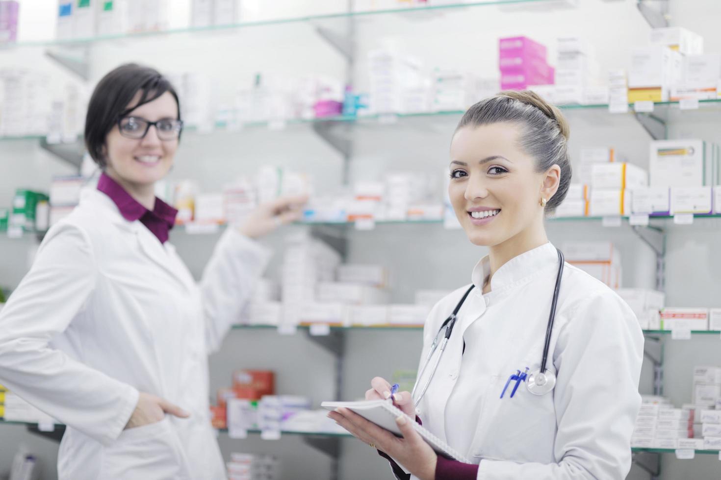 equipo, de, químico farmacéutico, mujer, en, farmacia, droguería foto