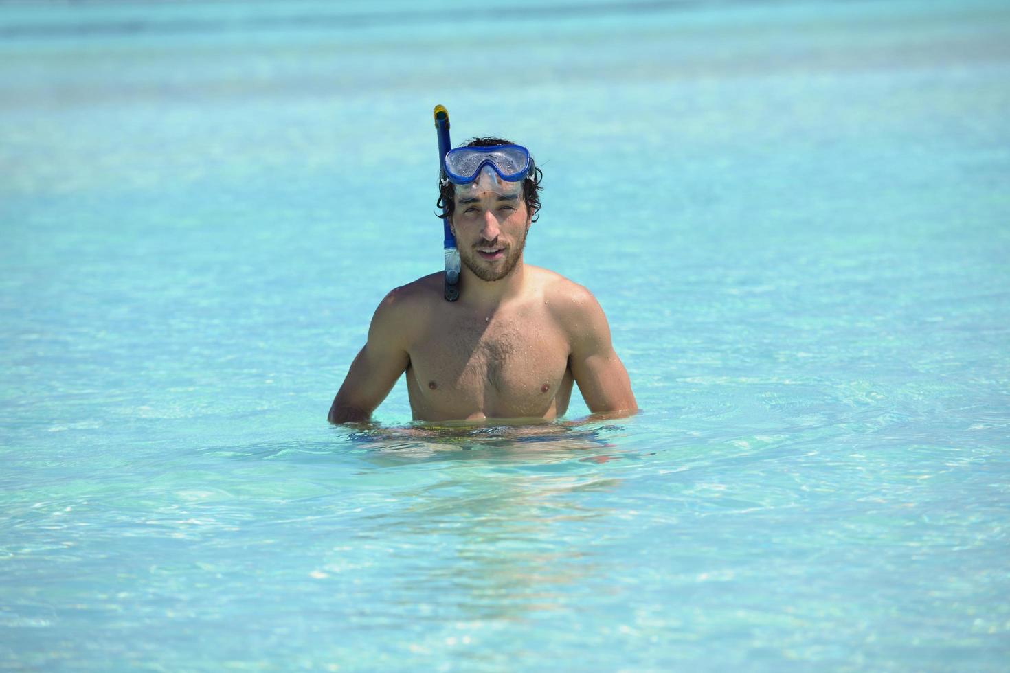 chico joven con máscara de buceo foto