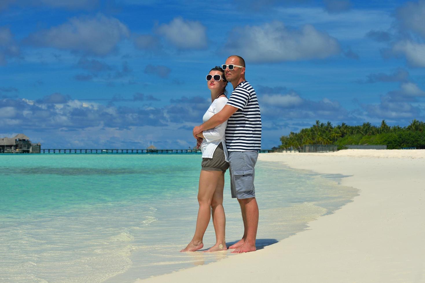 feliz pareja joven divertirse en verano foto