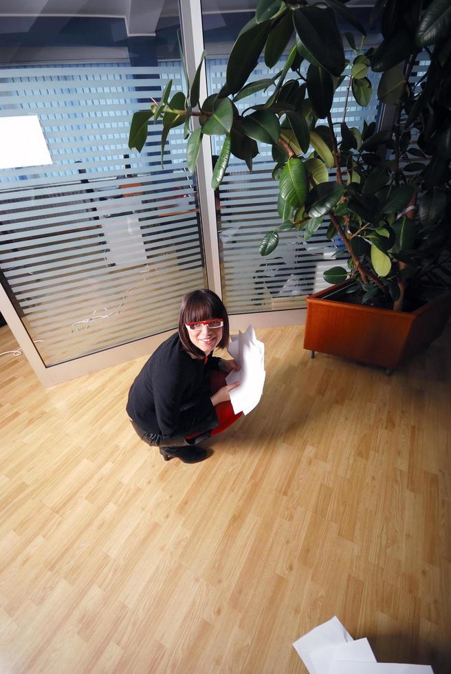 mujer de negocios feliz lanzando documentos en la oficina foto