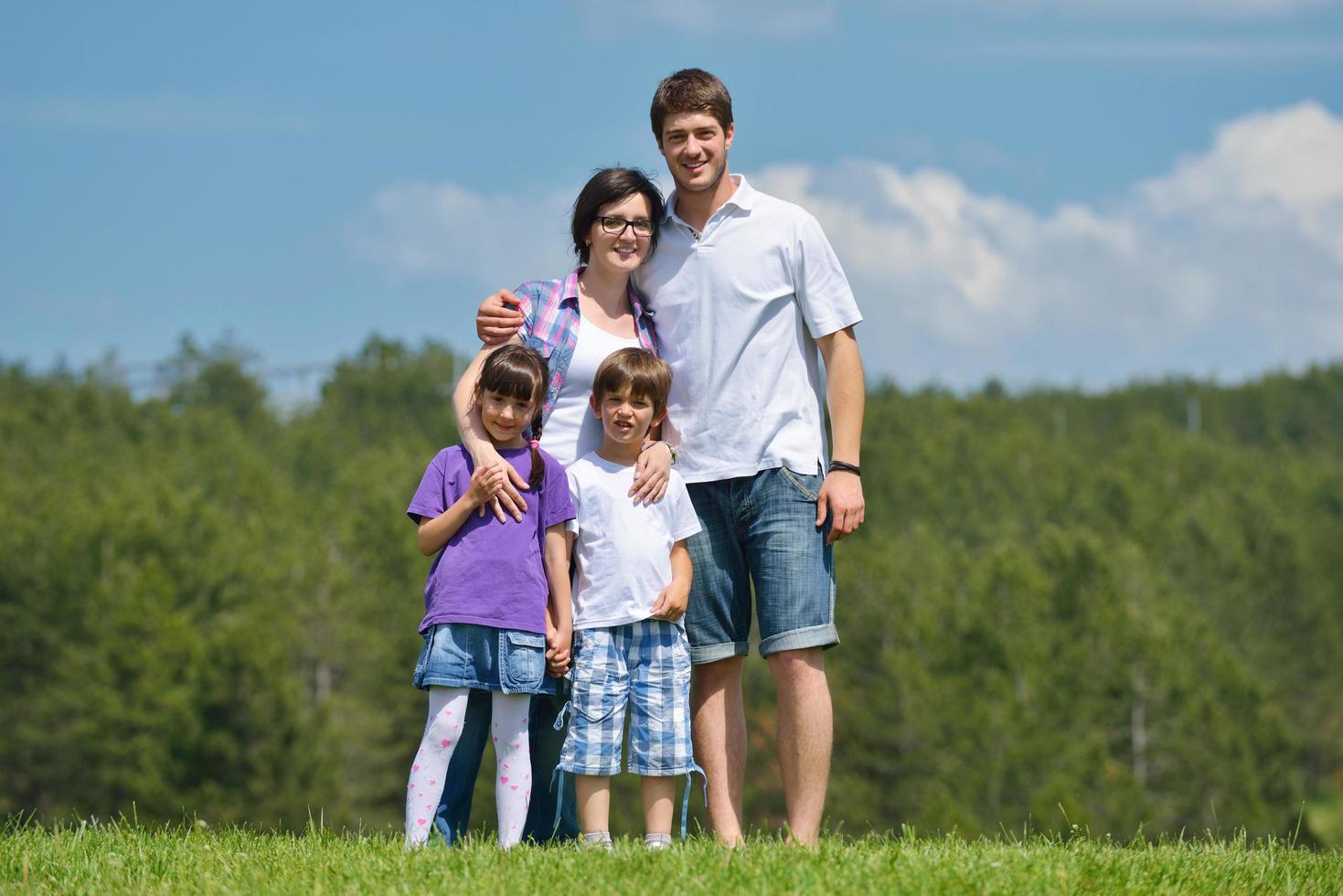 familia joven feliz divertirse al aire libre foto