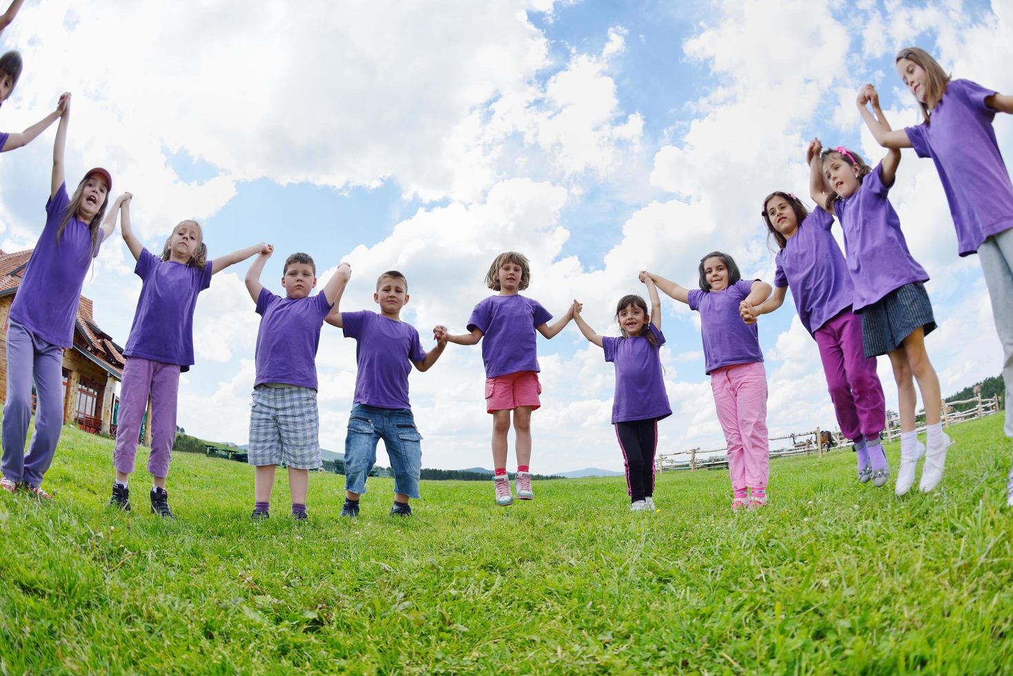 grupo de niños felices divertirse en la naturaleza foto