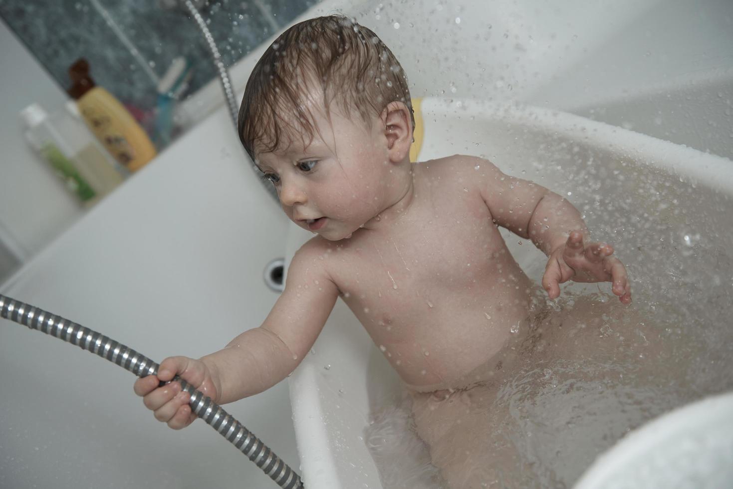 linda niña tomando un baño foto