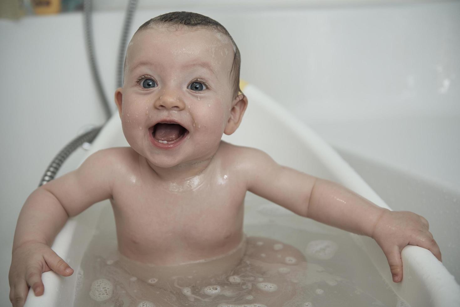 linda niña tomando un baño foto